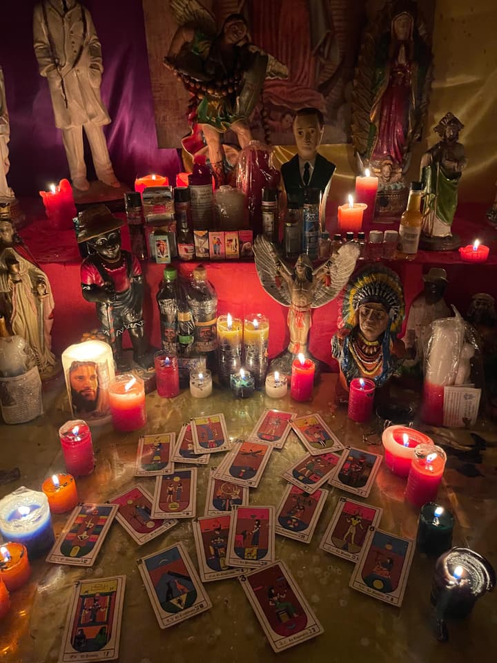 Lectura de cartas frente a mi altar de la Santa Muerte, con veladoras encendidas.
